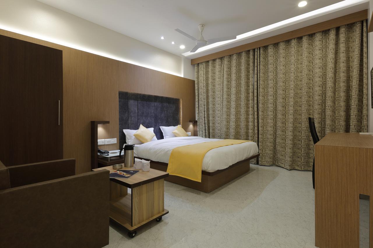 Hotel Luxura Godhra Exterior foto