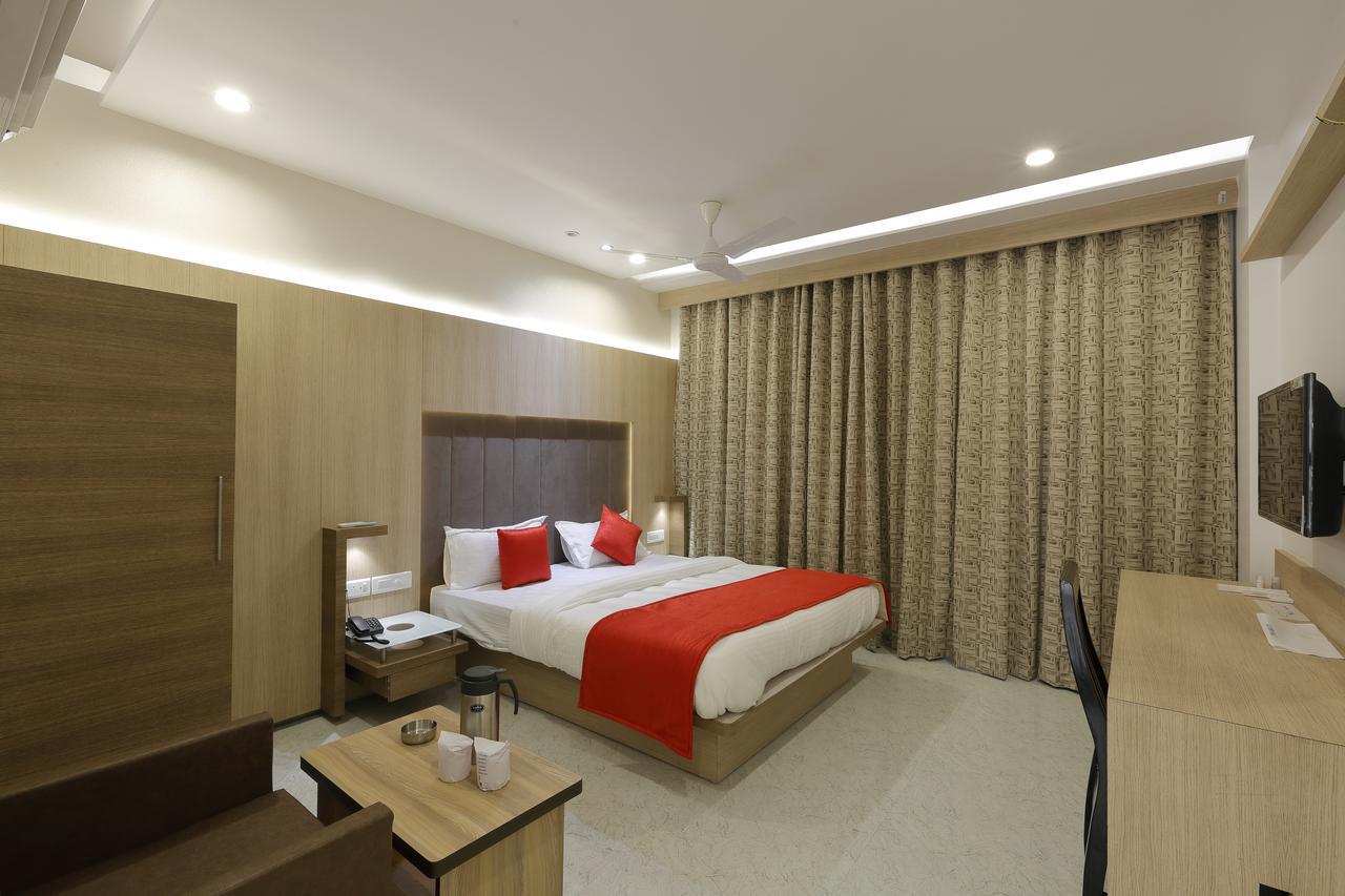Hotel Luxura Godhra Exterior foto