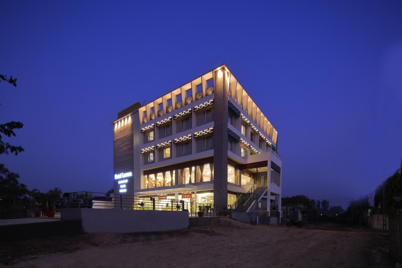 Hotel Luxura Godhra Exterior foto
